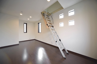 江戸川区西葛西 I様邸:小屋裏への階段