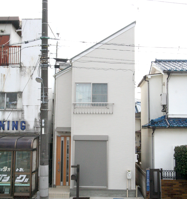 13坪・通気性を考えた窓の多い間取りが特徴のナチュラルテイストな狭小住宅:北区赤羽北