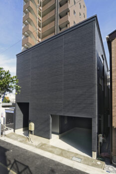 台東区の「黒」と「白」の魅力が合わさった2階建てモダン住宅