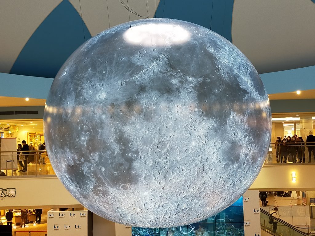 【ららぽーと】に巨大な月!!!!🌒