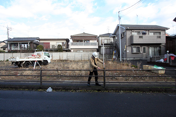 市川市にて建築地の測量