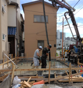 ポンプ車コンクリート流し込み