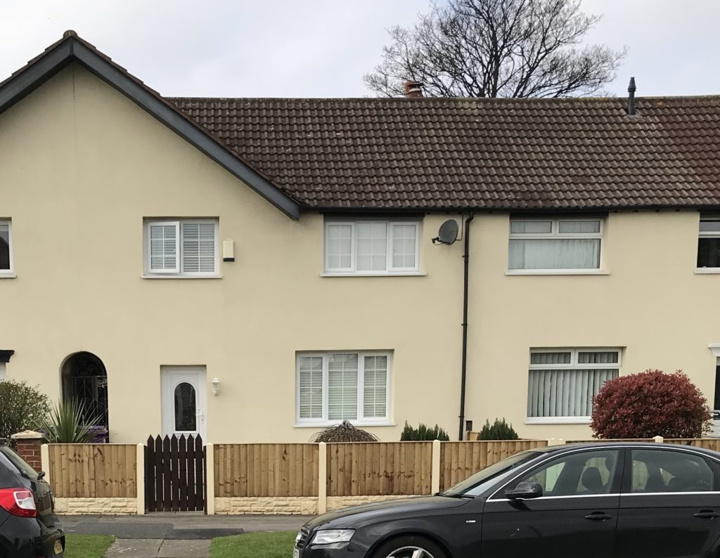 イギリスの住宅フェンスその3・木材との組み合わせ