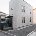 コンクリート風のおしゃれな外観を持つコンパクトで機能的な住宅　江東区