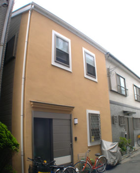 江戸川区の狭小住宅：オレンジの外壁・2階建て住宅の間取り